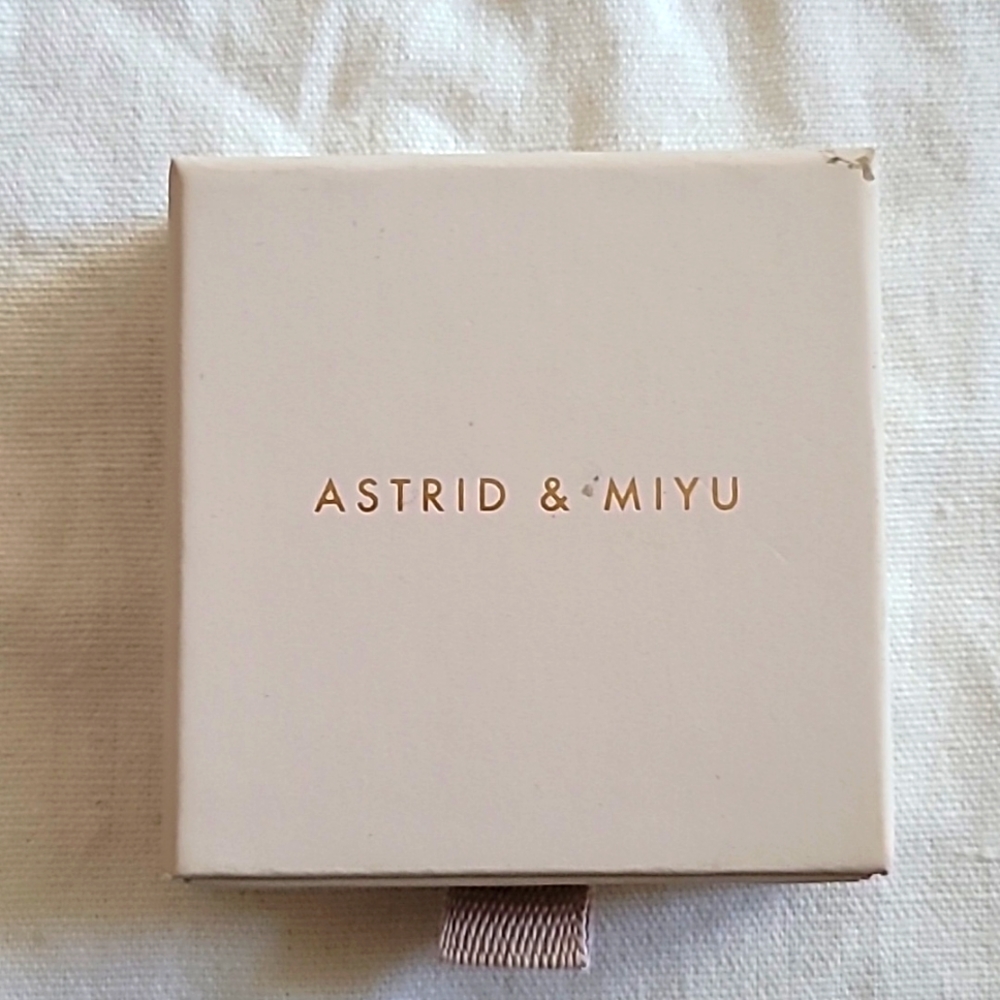 Astrid and Miyu 18k Gold-plated Sterling Silver heart ring New - Picture 6 of 6